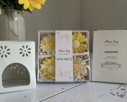 Luxury Soy Wax Daisy Melt Gift Box fragranced in Honeysuckle Jasmine